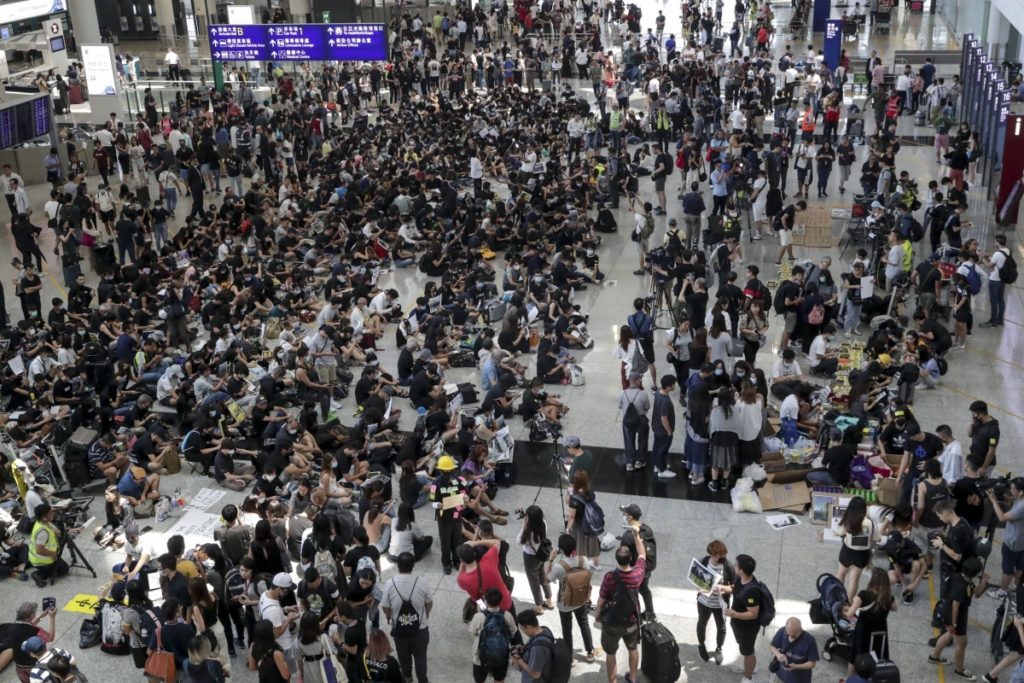 Hong Kong protesters off to seize the airport entry