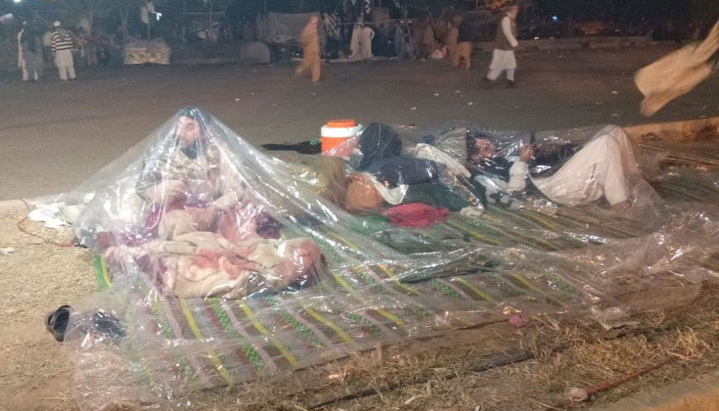 One casualty at Azadi march sit-in, rain in Islamabad