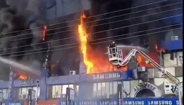 Terrible fire erupts at Hafeez center Lahore
